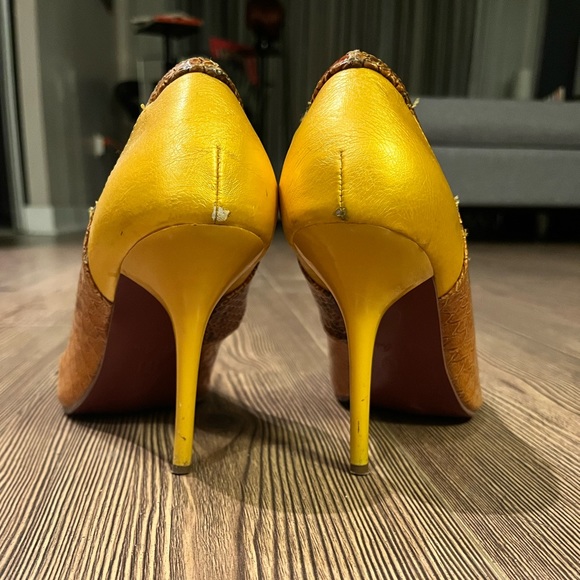 Gorgeous sleek Michael Antonio yellow pointed ‘snakeskin’ stiletto 3” heels - Picture 3 of 12